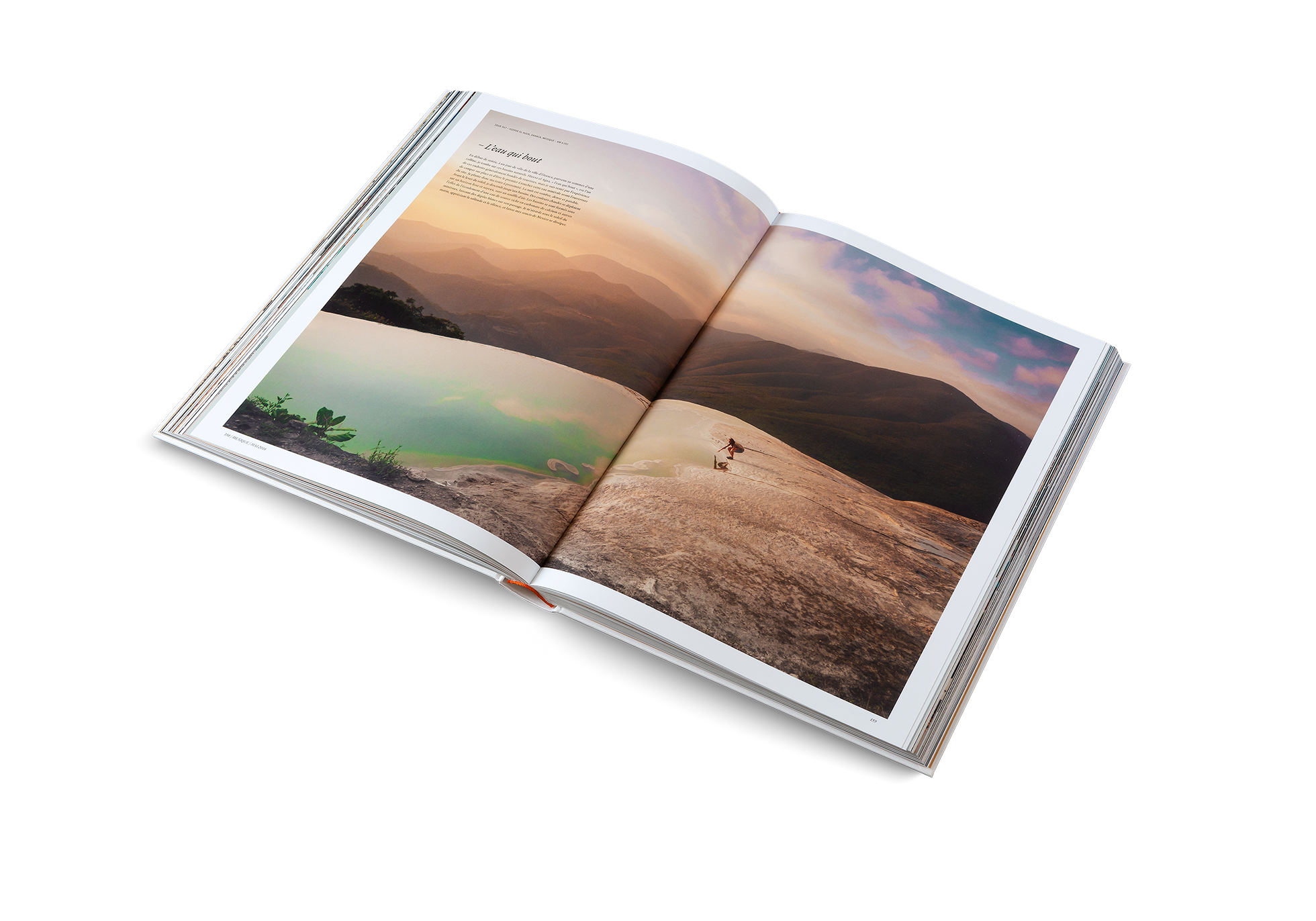 En début de soirée, à un jour de vélo de la ville d’Oaxaca, parvenu au sommet d’une colline, Martijn Doolaard tombe sur ces bassins naturels. Hierve el Agua, « l’eau qui bout », est l’un de ces endroits généralement bondés de touristes, mais il est tenté par l’expérience de camper sur place et d’être le premier à toucher cette eau minérale avant l’ouverture du site. Découvrez toute son aventure dans Deux ans à vélo, un livre publié par gestalten.