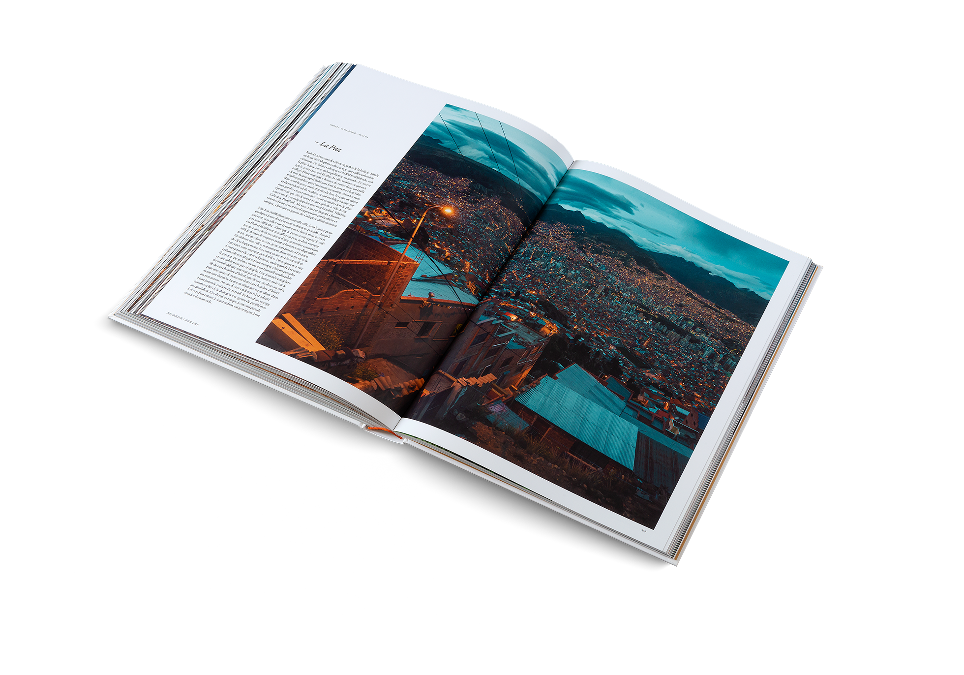 Nuit à La Paz, une des deux capitales de la Bolivie. Située au bout de l’Altiplano, elle occupe une vallée urbanisée ceinturée de falaises abruptes à 4000 m d’altitude, soit la plus haute zone métropolitaine au monde. Martijn Doolaard y arrive après avoir traversé El Alto, la ville voisine.