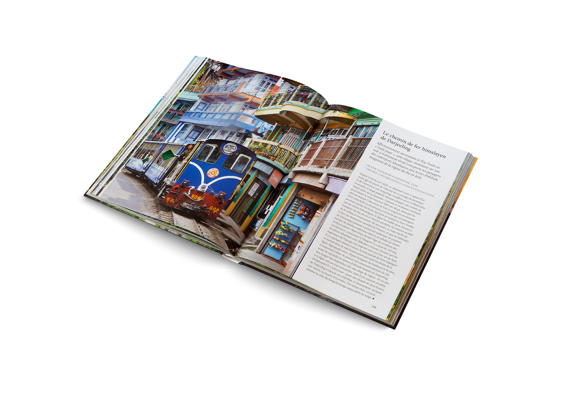 Affectueusement surnommée le Toy Train ou « train jouet », cette relique cheminant sur une voie à écartement étroit transporte ses passagers des contreforts himalayens aux terres d’altitude nuageuses de la région du thé en Inde. Le chemin de fer himalayen de Darjeeling apparait dans l’ouvrage de Monisha Rajesh, Découvrir le monde en train.