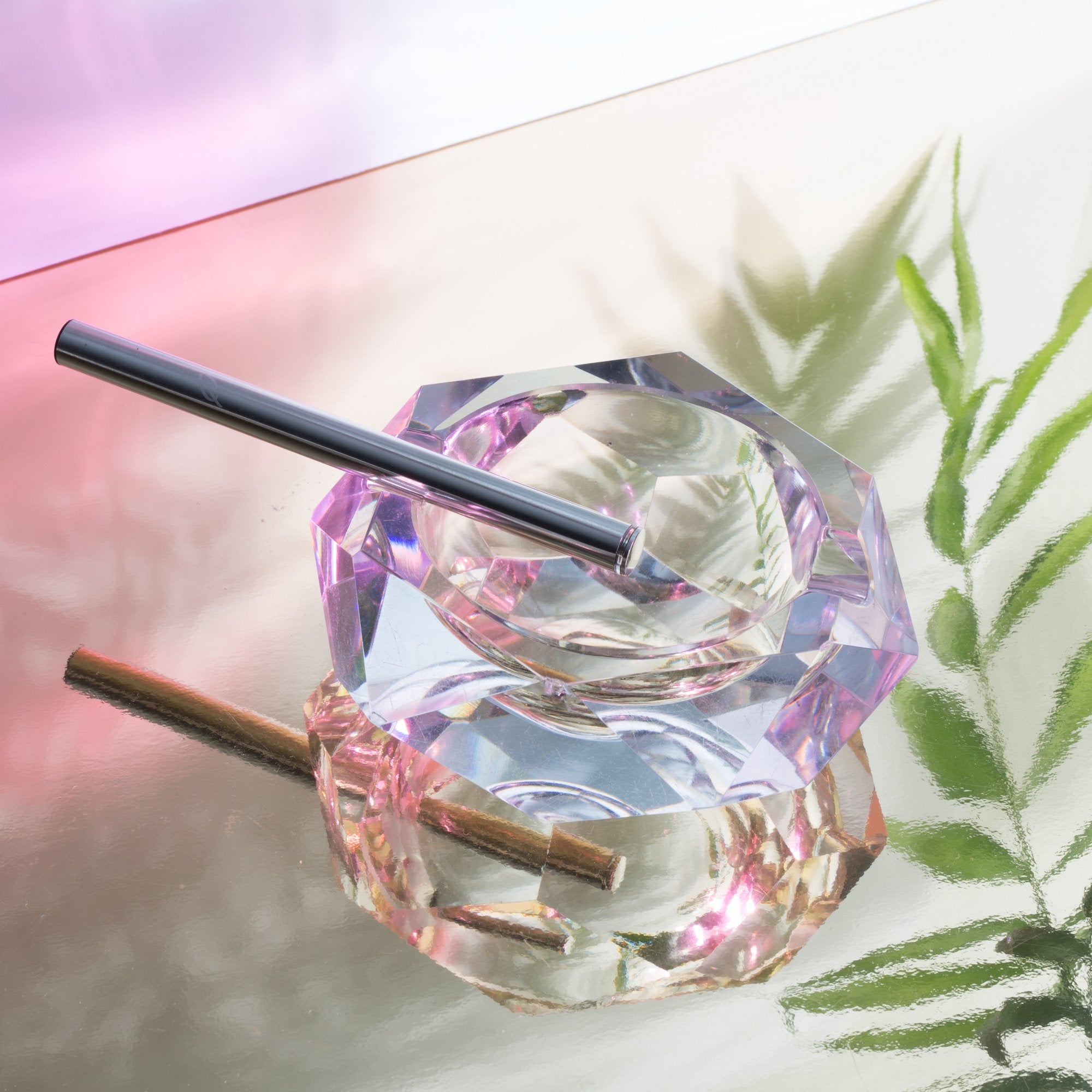 The Quill is an all-in-one vaporizer pen in recyclable stainless steel filled with 750 milligrams of pure full-spectrum cannabis extract in High on Design