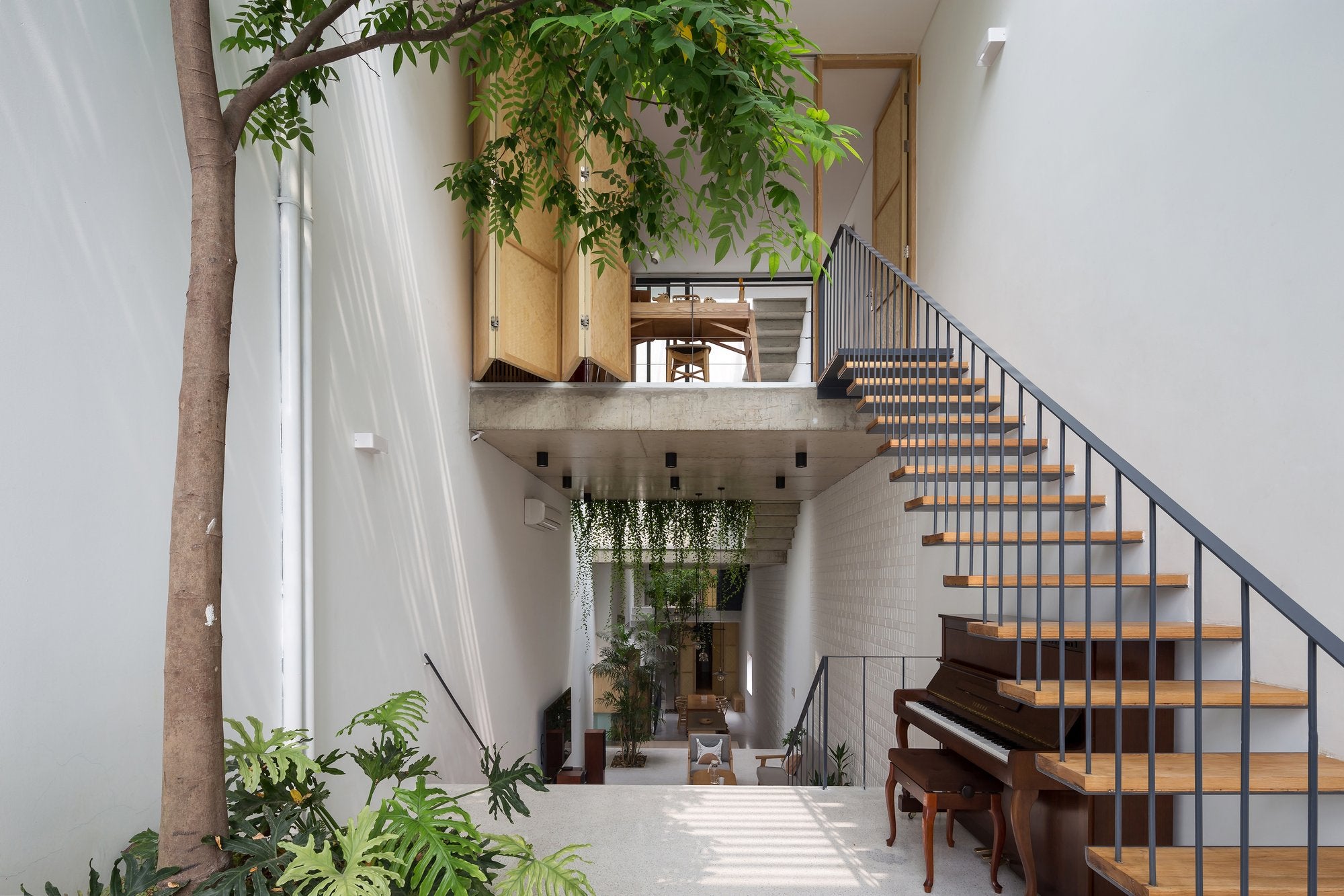 Discover the CH House by ODDO Architects, a Hanoi-based studio in Vertical Living by gestalten