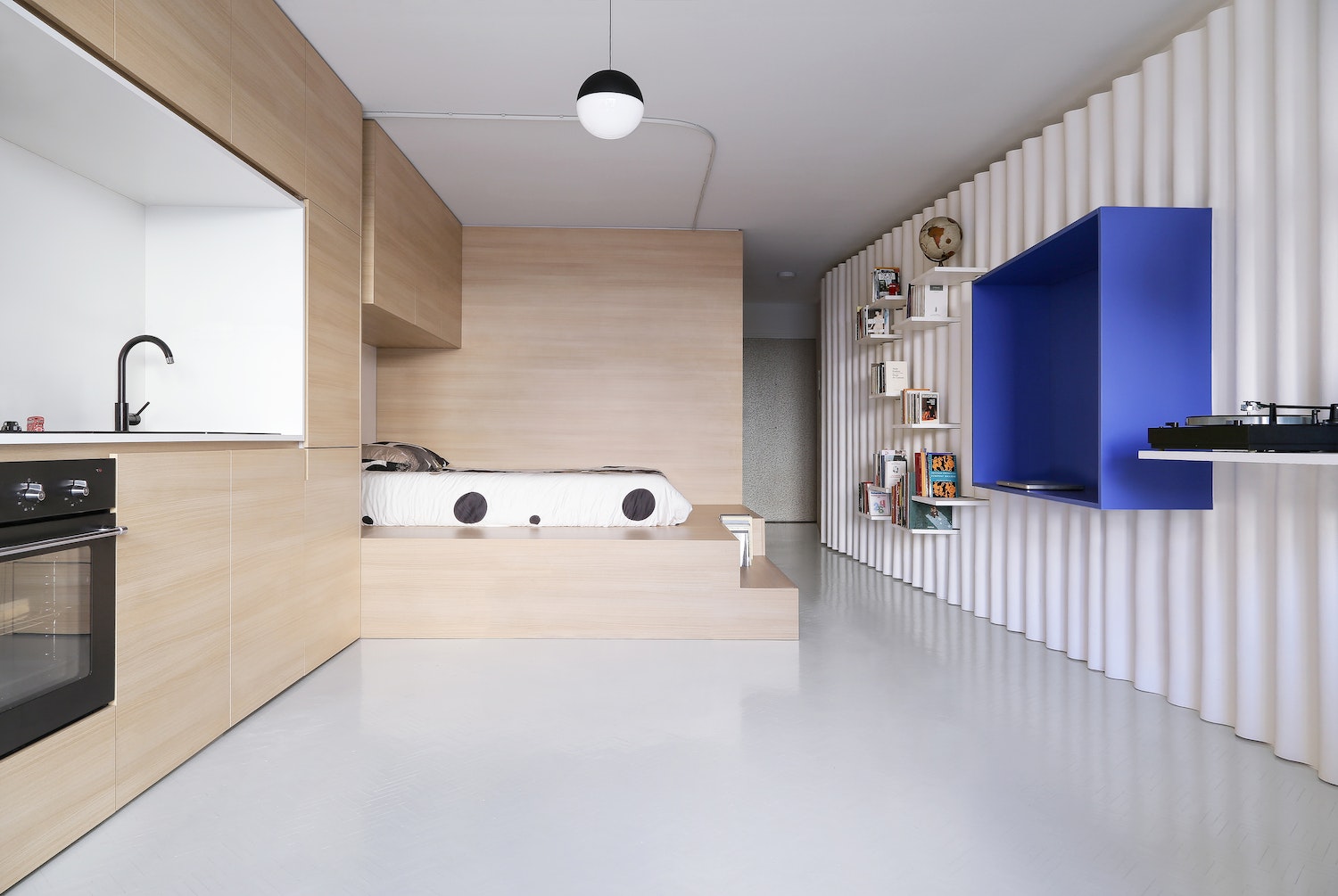 ABACO a optimisé tout l’espace du petit appartement d’un immeuble parisien des années 1990, afin de créer un intérieur unique pour deux comédiens. Gens de spectacle, ceux-ci souhaitaient un salon ouvert et dynamique, au mobilier et équipements fonctionnels s’intégrant parfaitement, tout en laissant place à une scène pour leur travail. C'est l'Appartement Grec qui apparait également dans Petits Espaces.