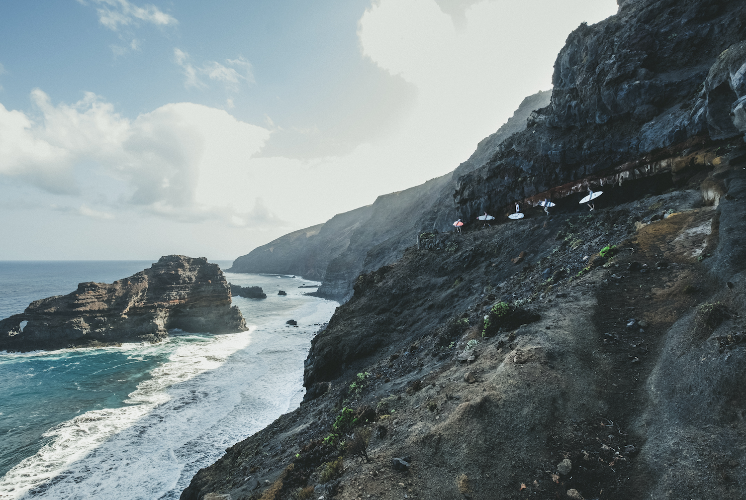 Situées à plus de 100 km au large de la côte occidentale de l’Afrique, les îles Canaries sont idéalement placées pour bénéficier d’une puissante houle provenant de l’Atlantique Nord, remontant d’eau profonde et déferlant avec énergie sur les nombreux récifs et plages de l’archipel. Ce spot est recommandé dans l’Atlas du surf, un livre de gestalten.