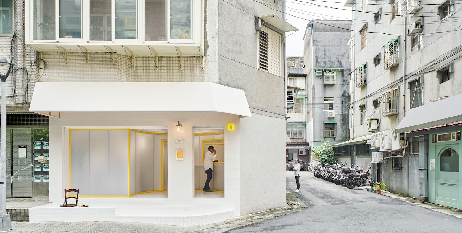 In Fifteen Steps Workshops, a semi-open pocket space offers a standing bar in the main area of the café, inviting customers to step in and enjoy a quick drink and be on their way. The front steps and landing area adjacent to the sidewalk create an expansive coffee deck. This project is featured in Designing Coffee by Lani Kingston.