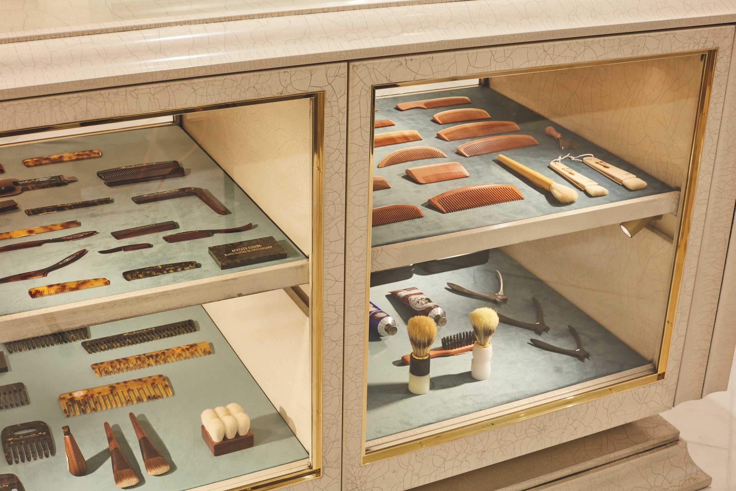 Officine Universelle Buly returns to a resolutely Art Deco atmosphere, with the promise to look like it set up shop around the opening of the Bergdorf Goodman department store in 1899. The richness of details produces an immersive reality inspired by the Golden Age of New York architecture. Find out more in The Beauty of Time Travel by gestalten and Ramdane Touhami