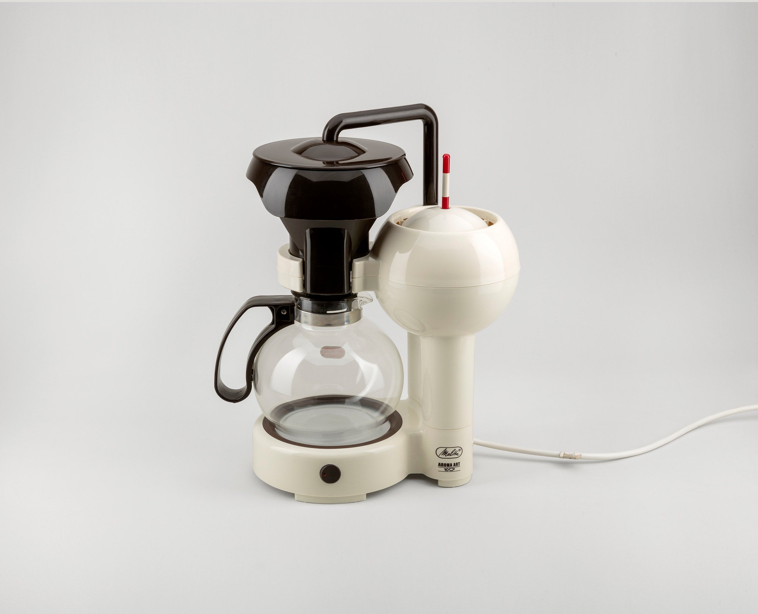 At first glance, it isn’t immediately clear if this object belongs in the laboratory of a mad scientist or in the kitchen of a German family. Its shape suggests a very scientific approach to making the perfect home brew, evidenced also by the “unique thermo-tech design” advertised on the packaging. Aroma Art by Melita is an incredible example of German industrial design by the studio OCO Design.