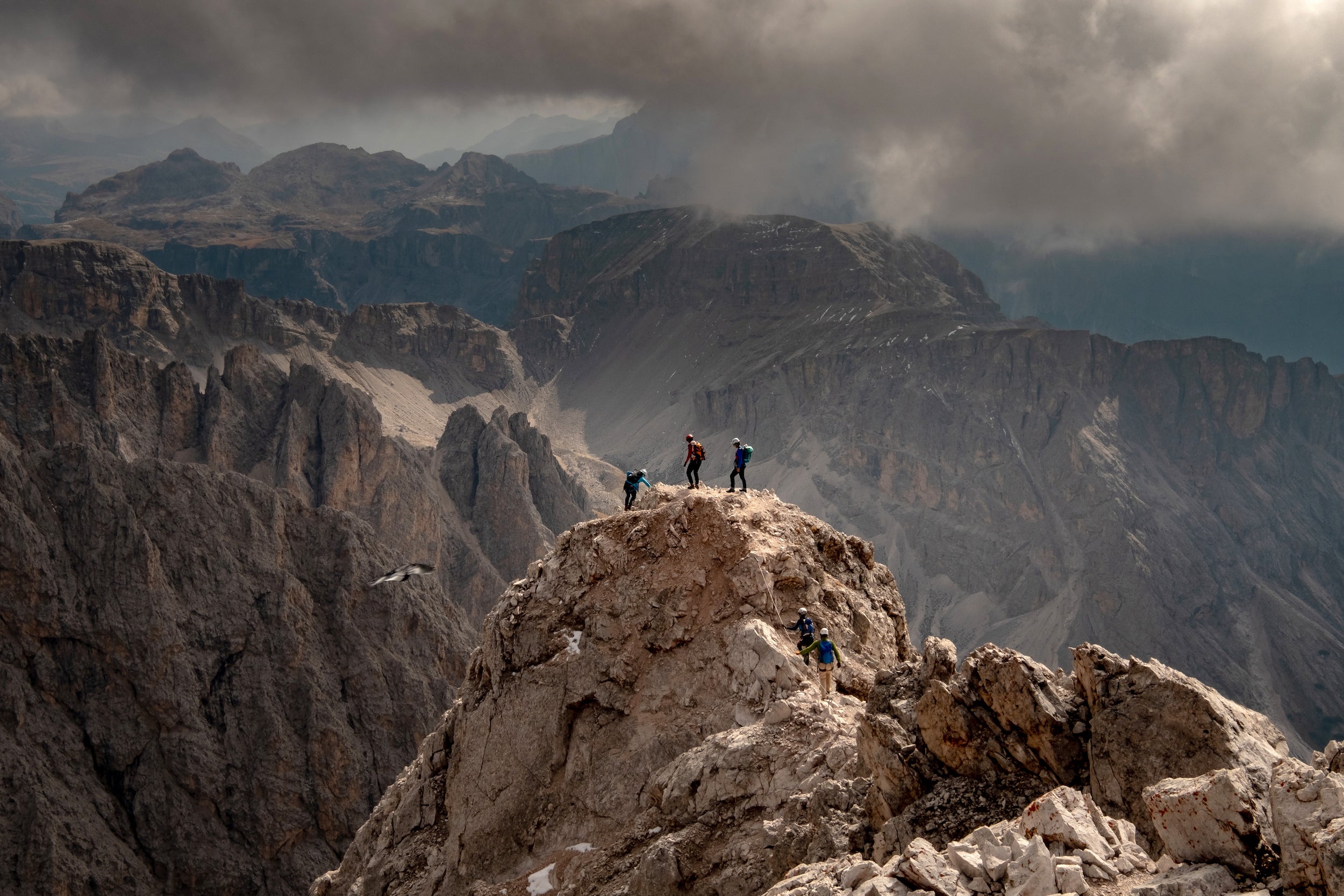 The Geisler Group’s many-peaked ridge looks spectacular from this side, and you might think that breaching this fortress is impossible, but there is an easy way up. Wanderlust Alps shows you the most exciting routes in the Alps.