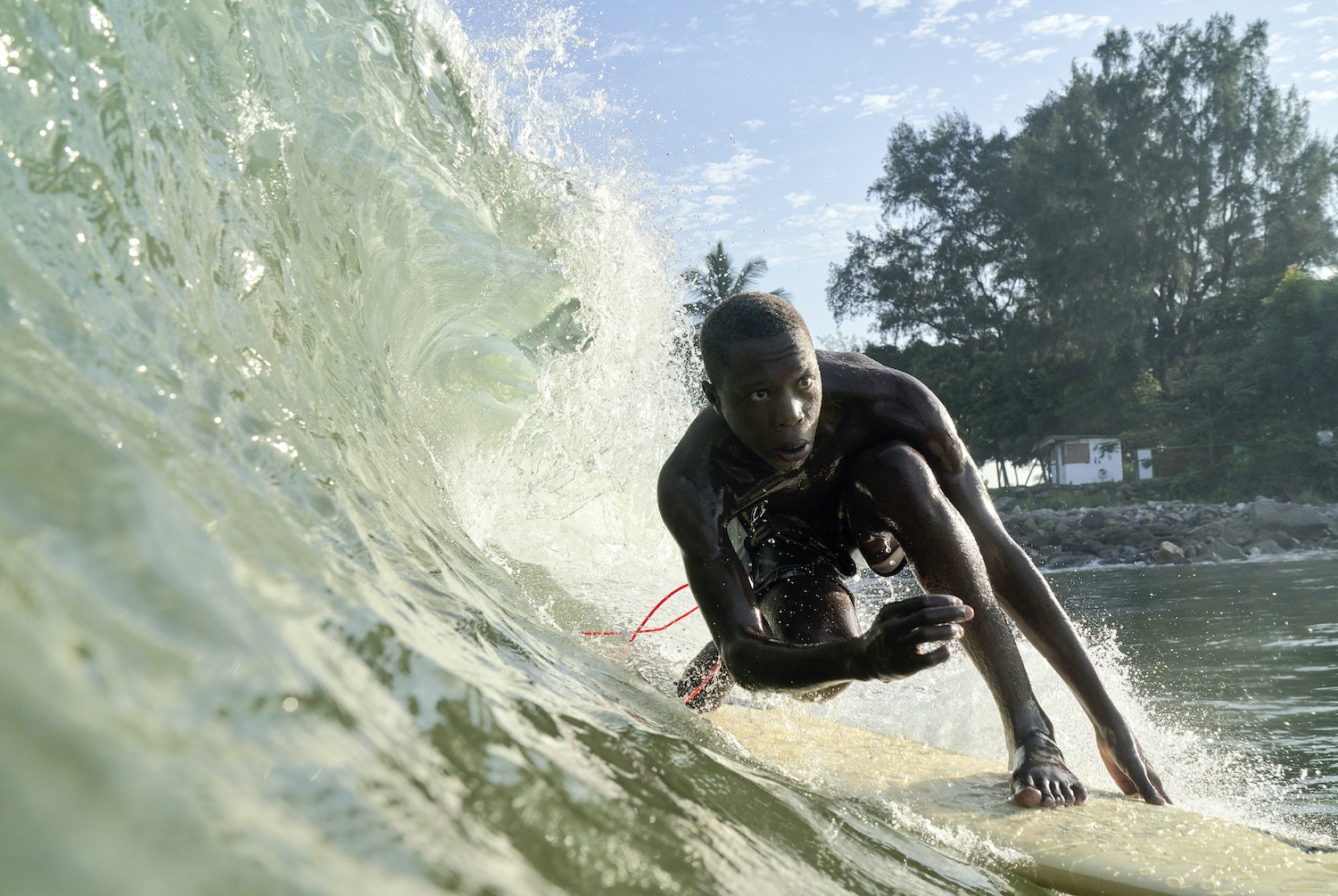 La baie de Tarkwa est la petite langue de terre d’une plage artificielle, juste à l’extérieur du port le plus fréquenté du Nigeria. Là, le mur d’une digue offre des wedges parfaits. Ce cadeau involontaire des ingénieurs des travaux publics de la ville engendra une scène de surf dynamique, animée par John Micheletti, un Italien né et élevé au Nigeria, et Godpower Pekipuma, un local de Tarkwa. Faites leur connaissance dans l’Atlas du surf.