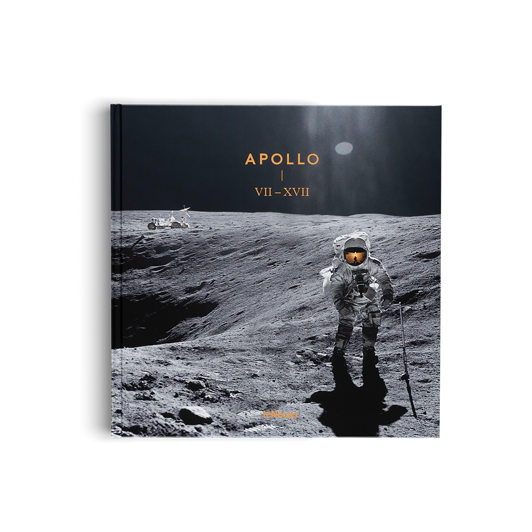 Book cover of 'Apollo VII - XVII' with an astronaut on the moon.