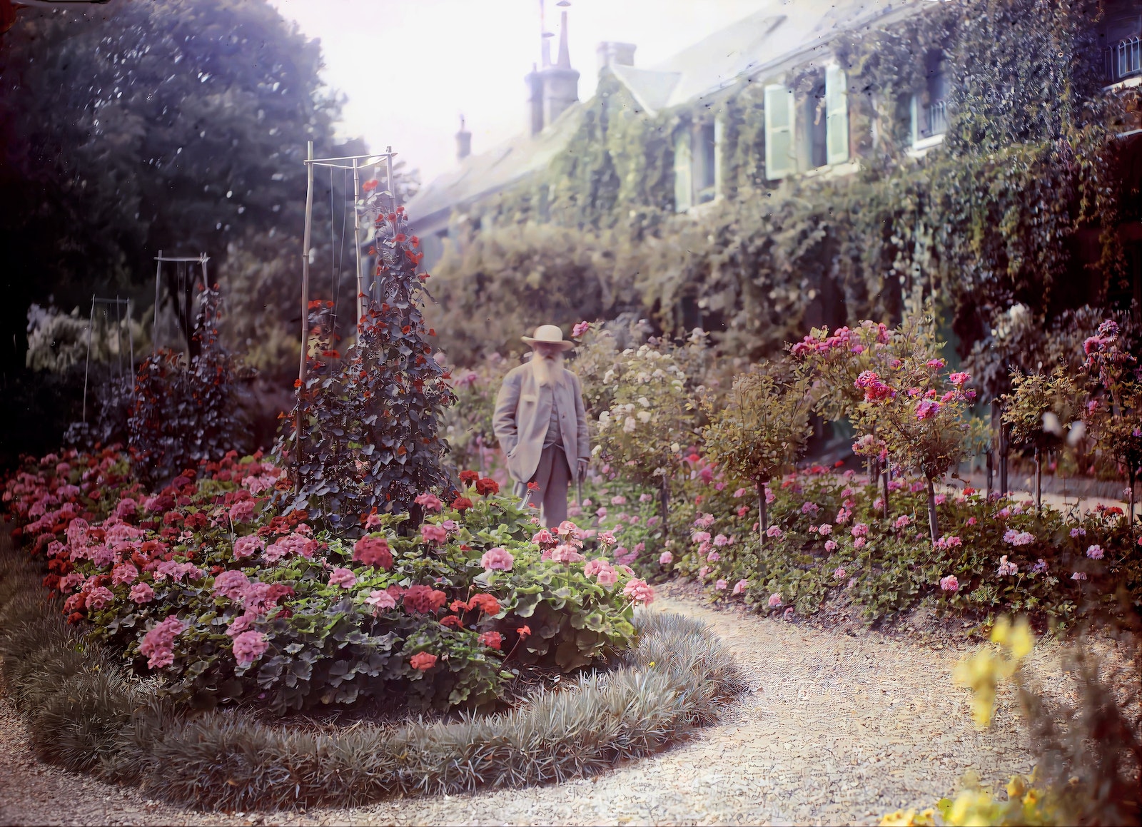 Image: French impressionist Claude Monet in front of his house in Giverny, France, photographer unknown, 1921 The Colors of Life, gestalten 2023