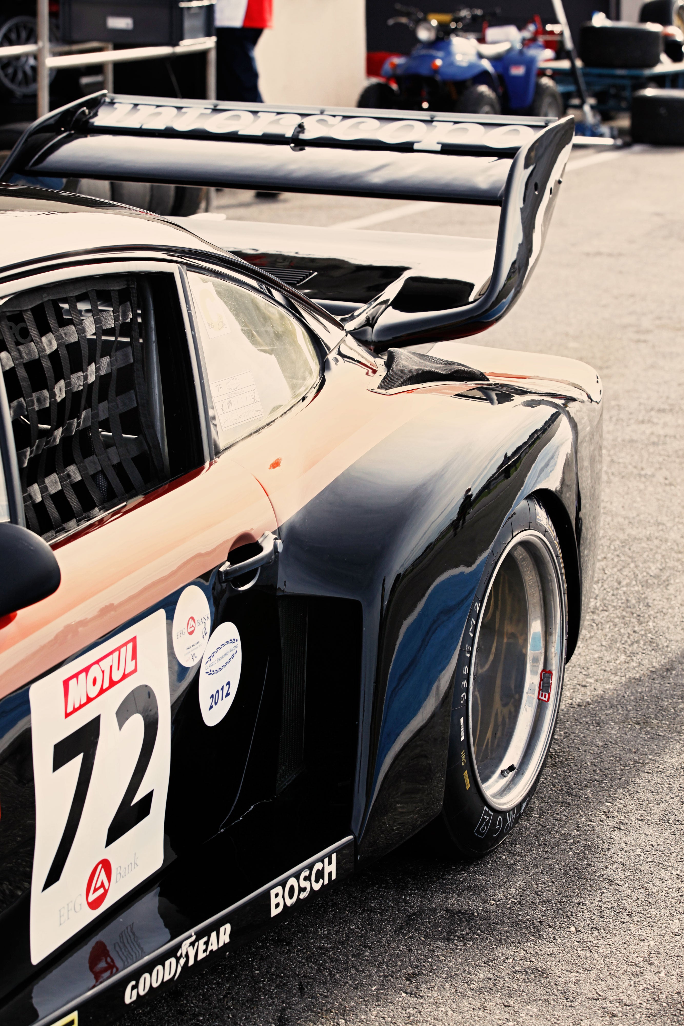 A Porsche 911 as a race car in Porsche 911 by gestalten and Ulf Poschardt
