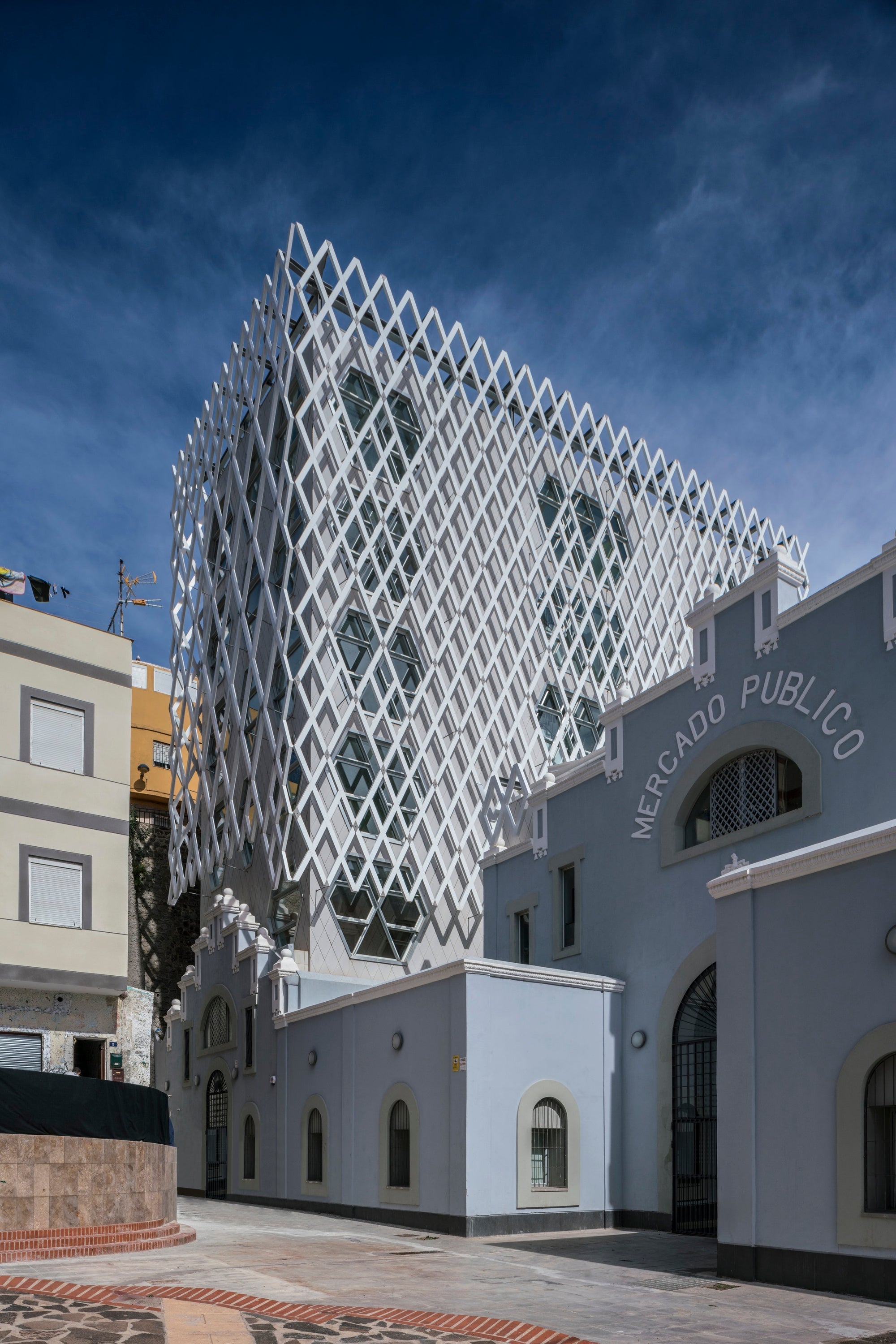 The 2003 closure of Melilla’s central market building created a rupture in the neighborhood’s cohesion. Located in Spain’s north-African enclave bordering Morocco, the 90-year-old commercial center was once also, as Ángel Verdasco Arquitectos (AVA) termed it, a “social catalyst,” connecting the city’s Christian, Muslim, and Jewish communities. A 2008 competition sought to reassert the market’s social value. AVA’s winning proposal transformed the site into an academy of music.