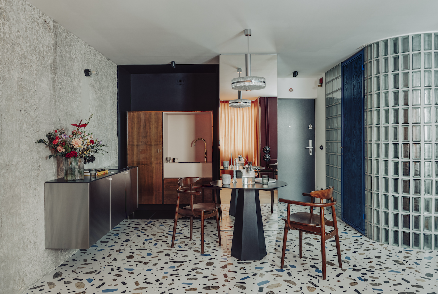 En signant l’agencement de ce petit appartement d’un quartier design de Katowice, l’agence Mistovia apporta un coup de neuf au marché de la location. Découvrez-en plus dans le livre Petits Espaces par gestalten.