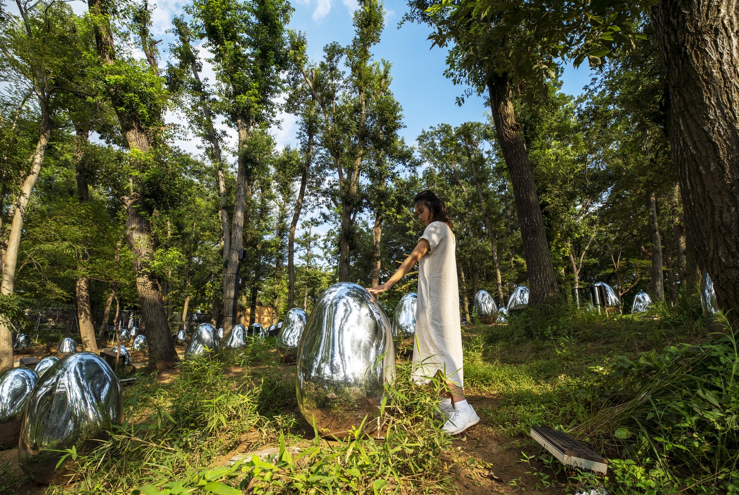 It is midnight in a forest in the north of Tokyo and the trees are shining brightly. Across this dense woodland, hundreds of multicolored lights illuminate the leaves and branches, slowly changing from warm to bright. Every time a light goes on, it is accompanied by a sound. This is teamLab: Resonating Life in the Acorn Forest, a dreamscape woodland world created by teamLab, an international art collective based in Tokyo. Find out more about it in Art Escapes by gestalten.