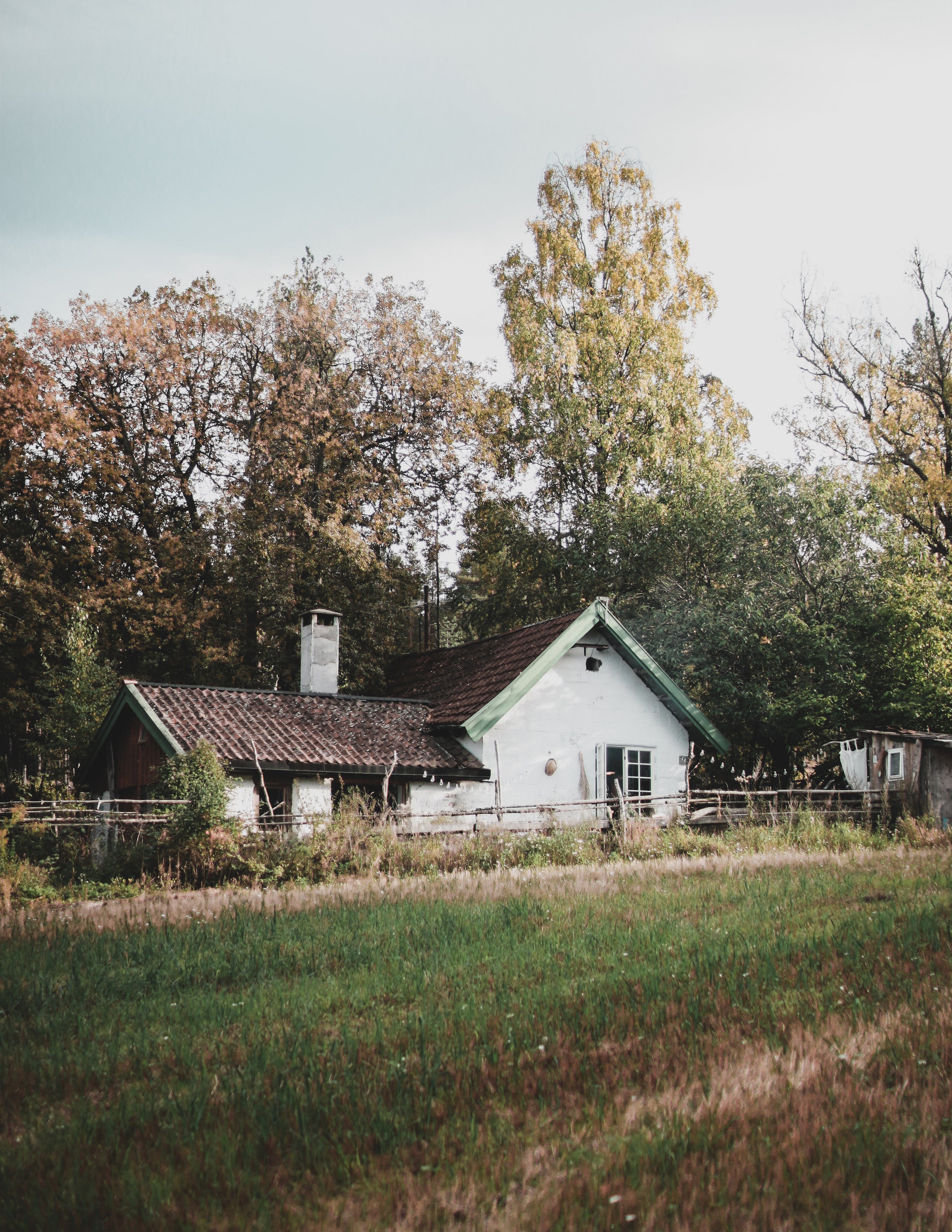 The humble home of designer and photographer Hilde Mork combines pleasure and practicality through salvaged materials, an appreciation for age-worn texture, and a knack for curating objects to stir old memories and spark new ones. Discover this rural home in Country and Cozy by gestalten.
