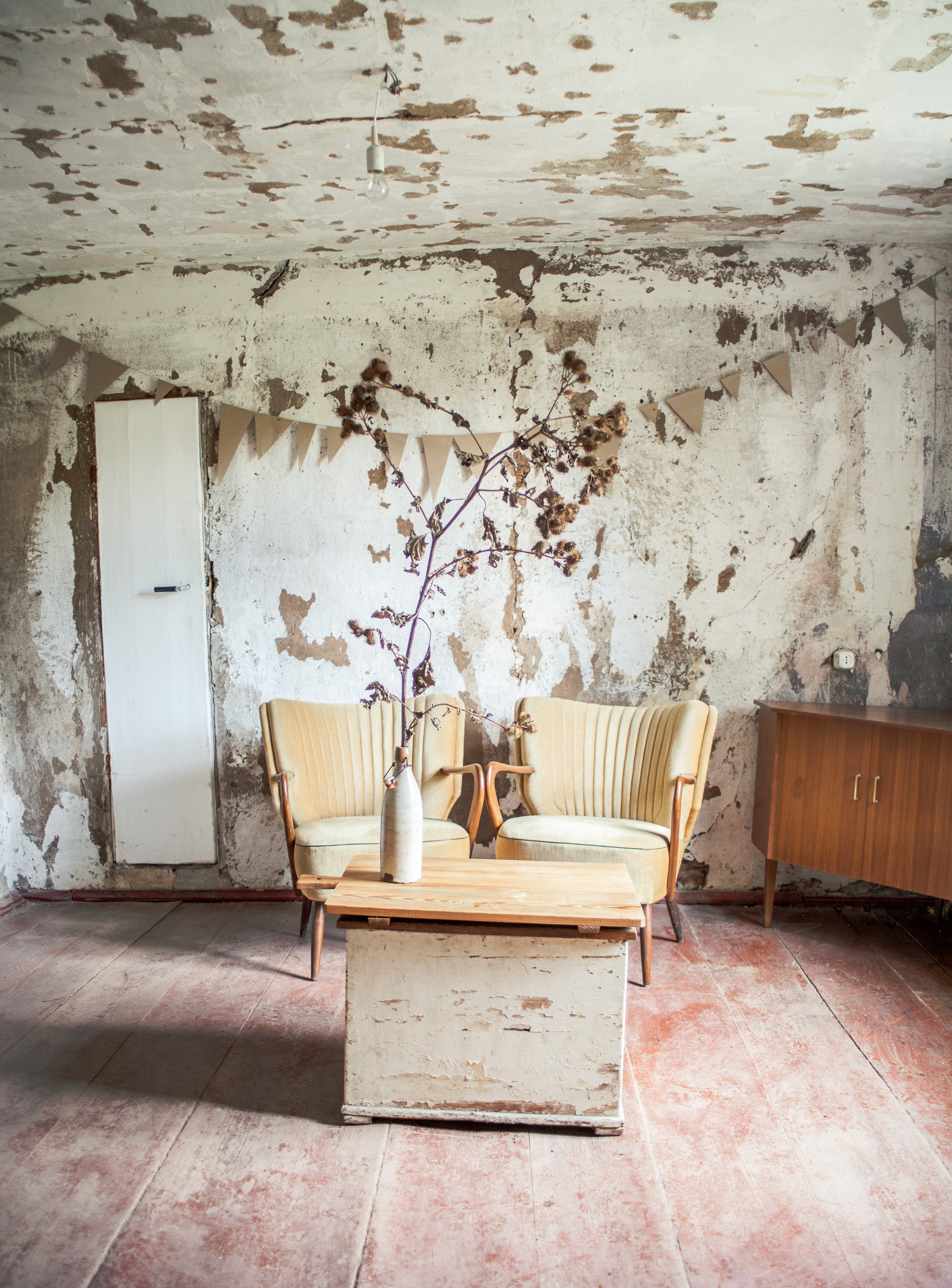 “It is a very special house, with a special atmosphere,” says Berlin-based photographer Anne Schwalbe of her 200-year-old timber-frame house located along the river Elbe. Set among meadows and an 8,600-square-foot (800-square-meter) garden with sage, lavender, stinging nettles, roses, and fennel, the home is in Germany’s Sachsen-Anhalt.