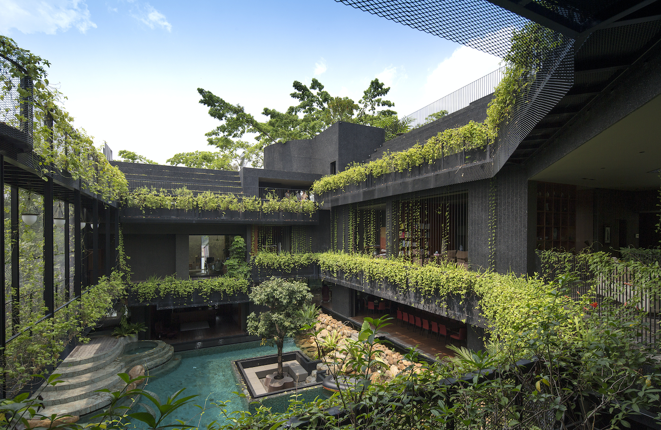 Cornwall Gardens House in Singapore unites generations of family in a verdant, communal home founded on well- being. This house is intended for multi-generation living. This project by Chang Architects is featured in The ArchDaily Guide to Good Architecture