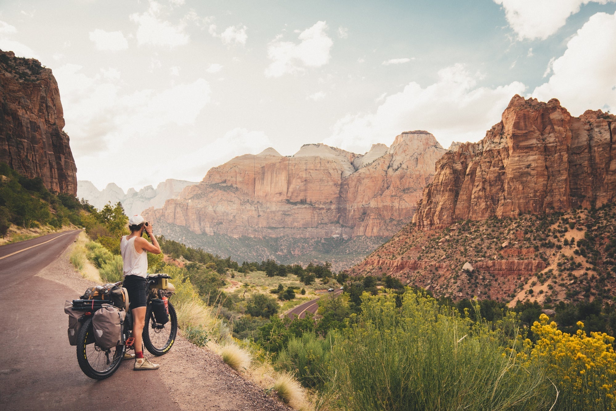Martijn Doolaard prends une photo pour son livre Deux ans à vélo publié par gestalten.