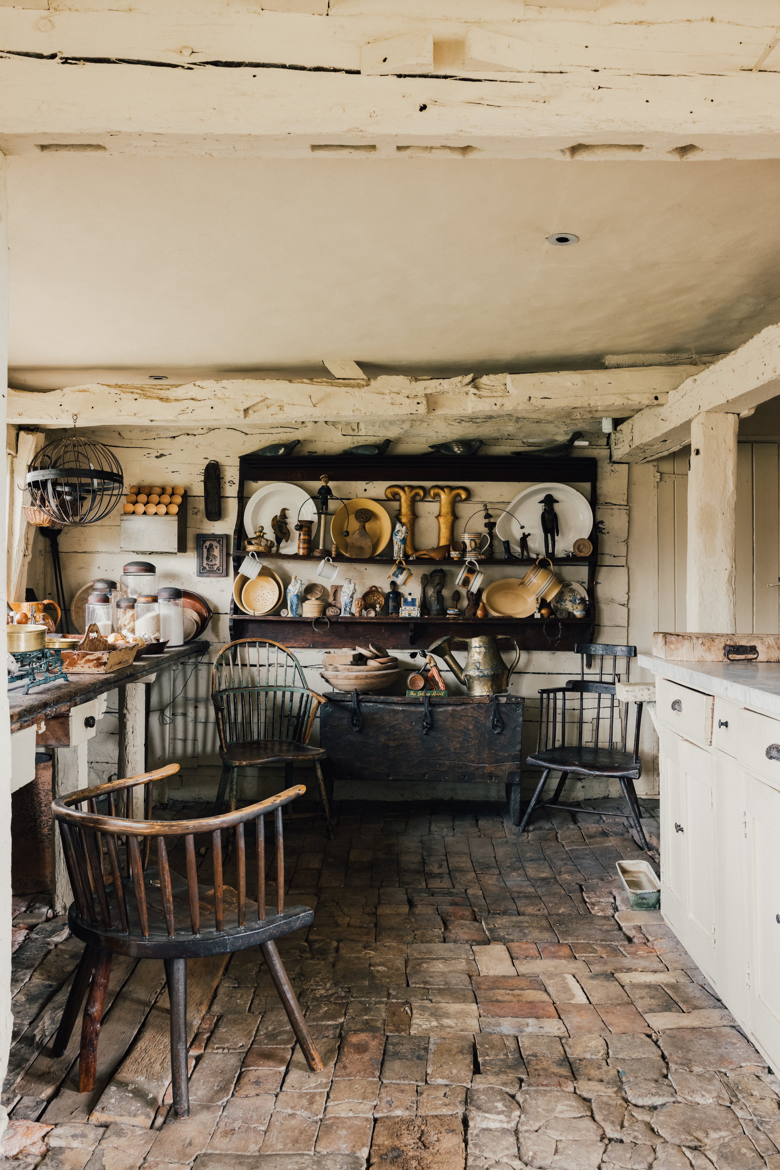 Inigo is an estate agency in London celebrating classical and decorative design, while offering access —both real and vicarious—to the joys of country life. Learn more about it in Country and Cozy by gestalten.