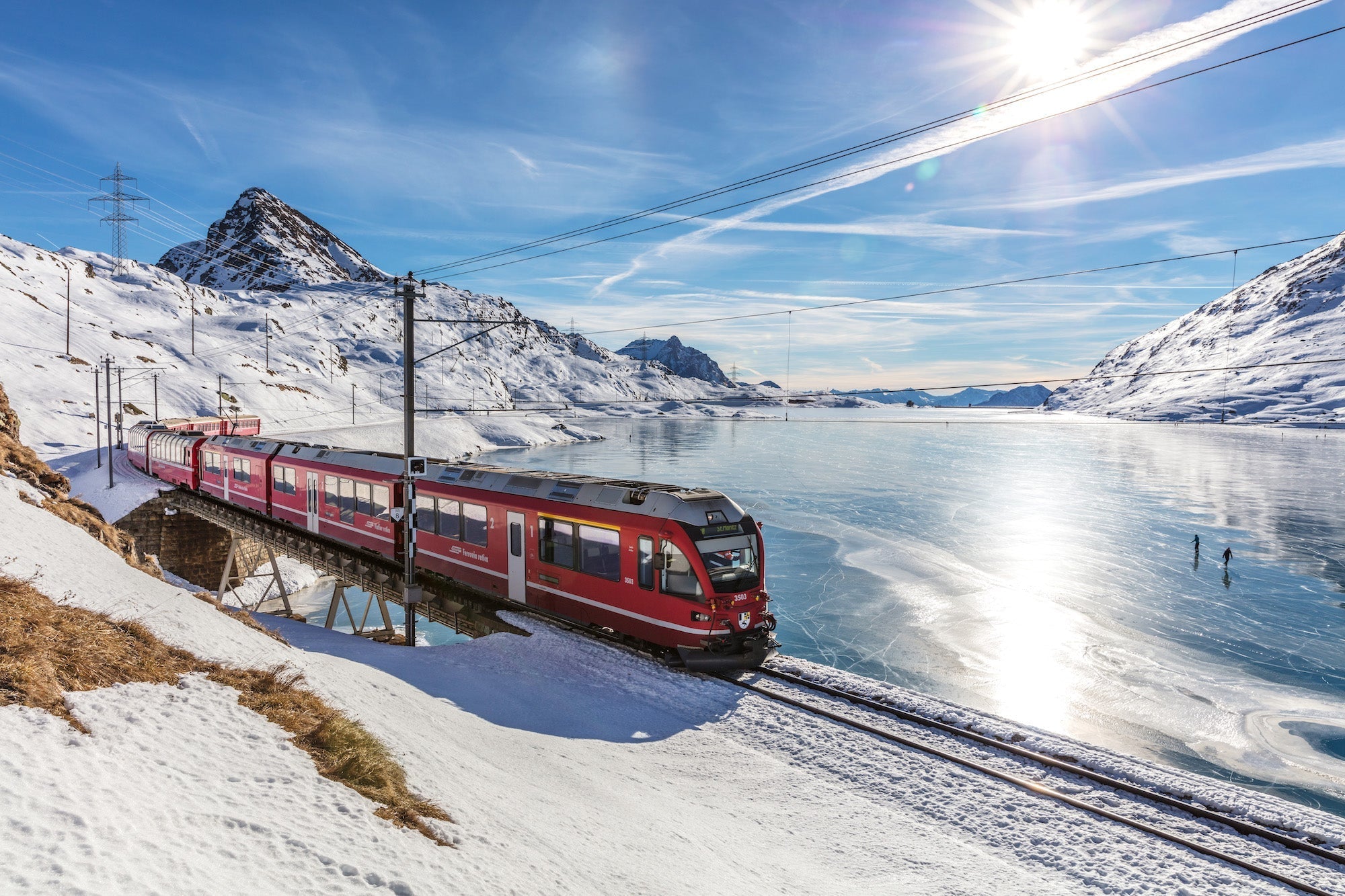 Lent, mais régulier, ce train élégant met à peine plus de quatre heures pour serpenter entre Coire, en Suisse, et Tirano, en Italie. Plus que centenaire, la ligne du Bernina Express, avec ses 55 tunnels et ses 196 ponts, offre une extraordinaire aventure alpine à ses passagers, confortablement installés dans l’enceinte chaude de voitures panoramiques.