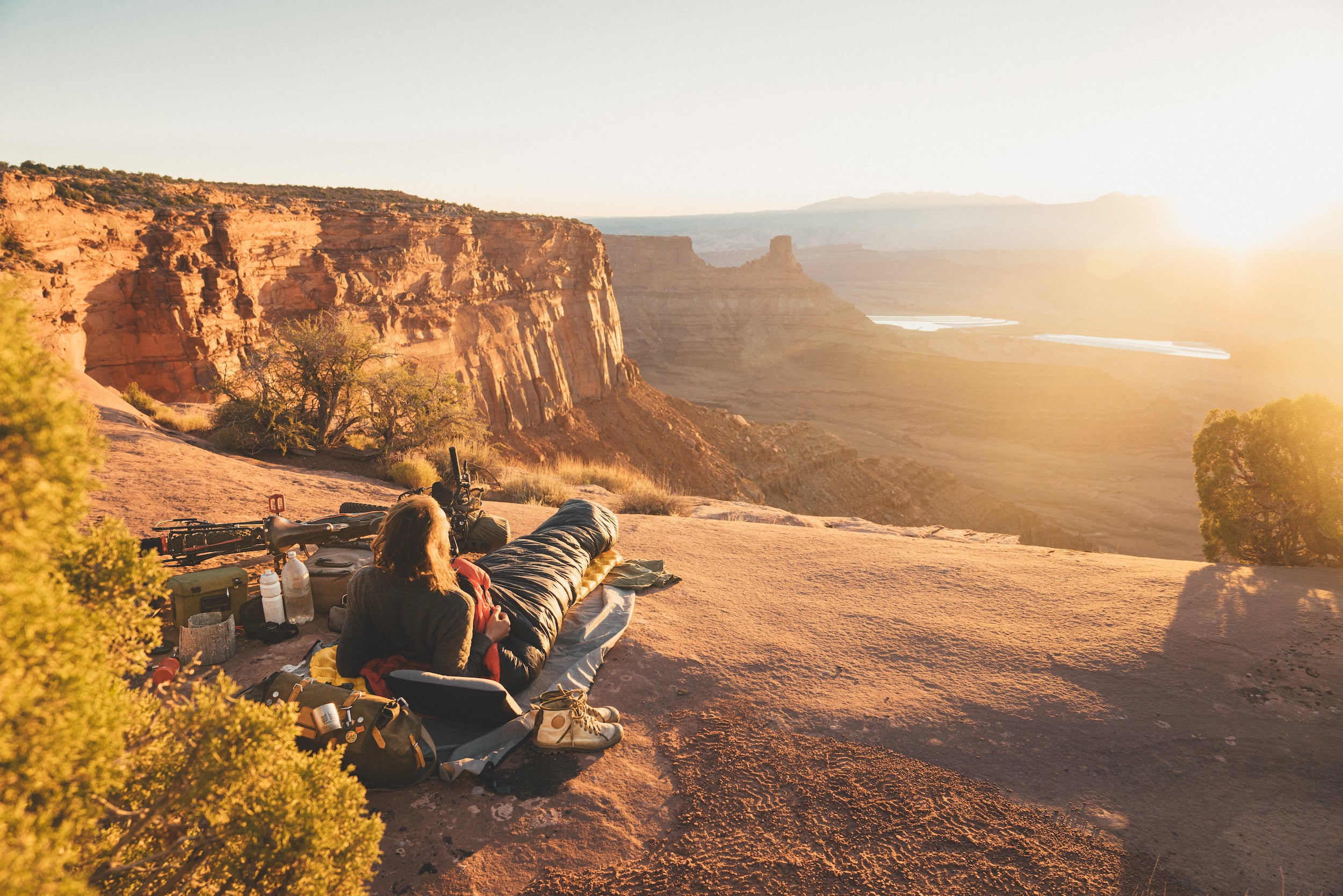 Martijn Doolard facing the sunset on this adventure by bike. Follow Martijn Doolard in Two Years on a Bike by gestalten.