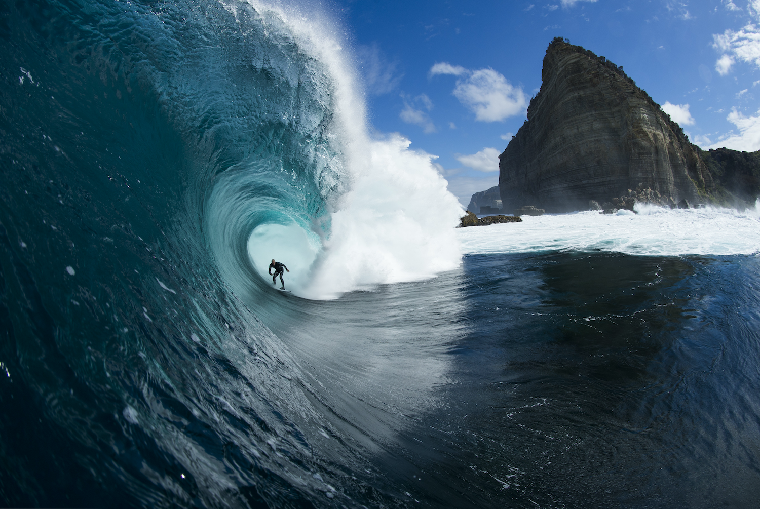 Shipstern Bluff, en Australie est un redoutable escalier naturel. Dans le coin sud-est reculé de la péninsule de Tasman, sous un monumental promontoire en forme de poupe, une série de plateformes encombrées d’un éboulis de rochers descendent telles les marches d’un escalier dans l’océan bouillonnant. À quelques mètres, on découvre une vague si incohérente que, de l’avis général, on hésite à la qualifier de spot de surf.