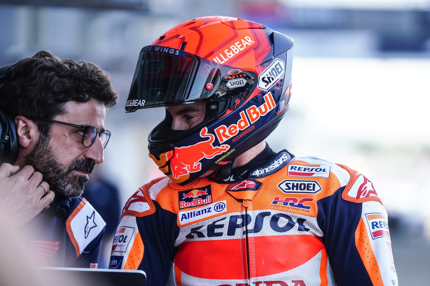 Inseparables desde hace más de una década: Marc Marquez y su jefe de equipo, Santi Hernández.