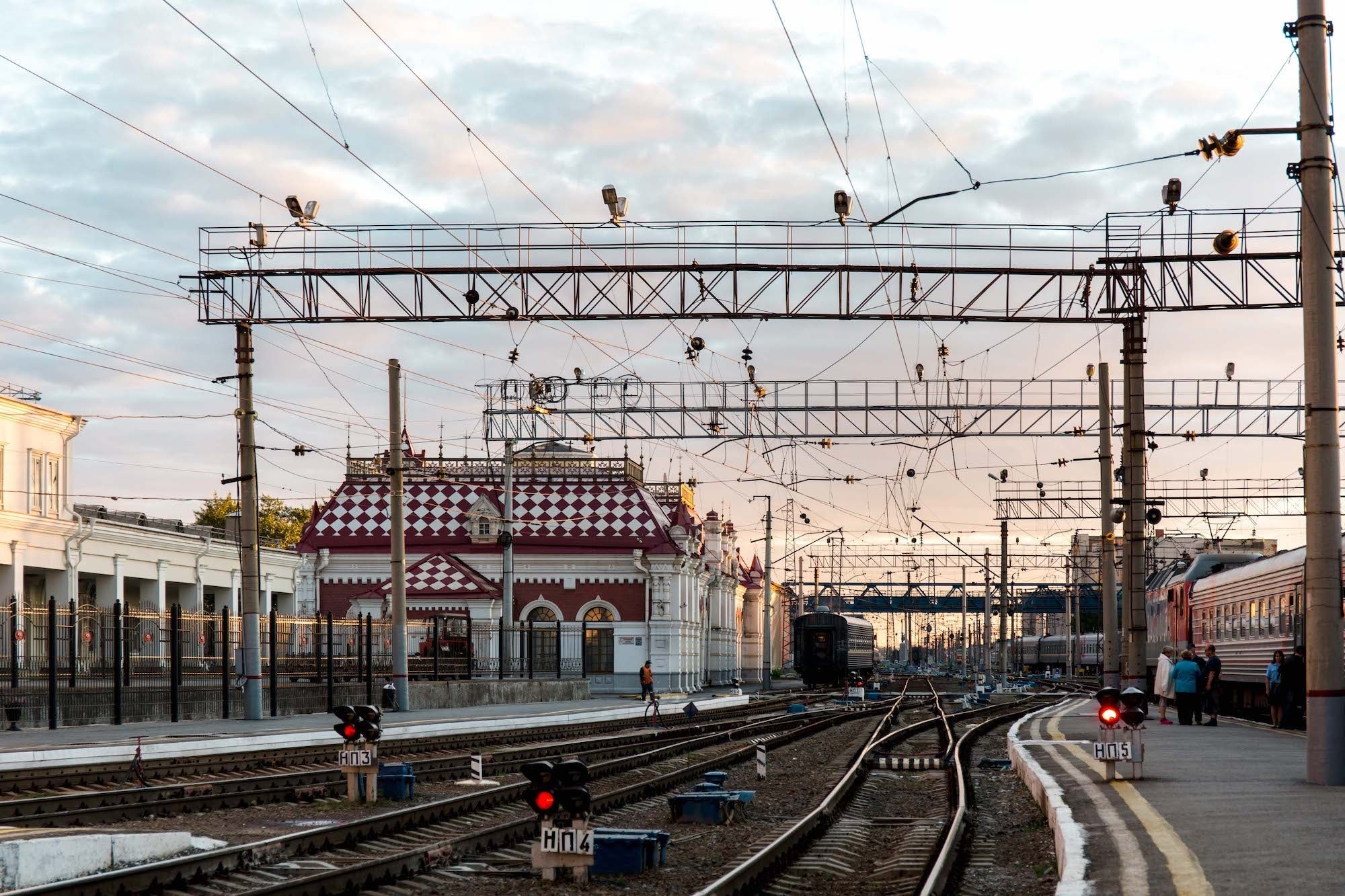 Le sous-dimensionnement du réseau routier en Russie contraint les populations locales à emprunter le Transmongol, seul moyen de transport leur permettant de retrouver leurs familles ou de se rendre au travail. L’aventure d’une vie pour les uns, mais un cauchemar obligé pour les autres.