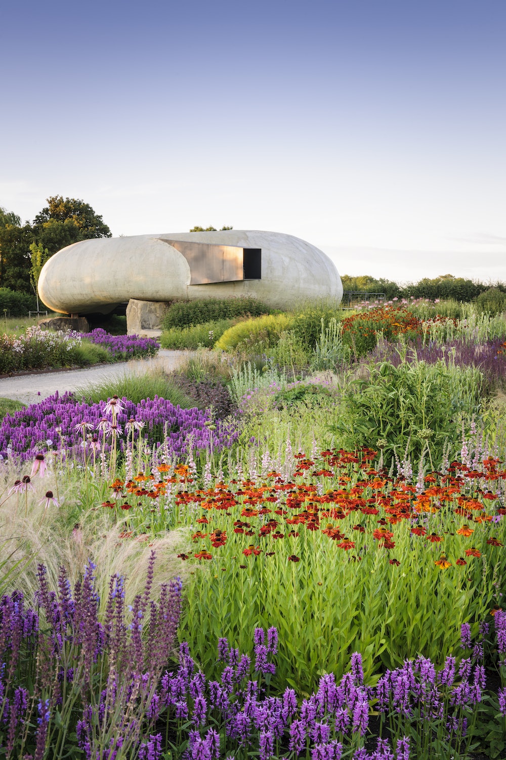 When Hauser and Wirth opened a gallery at Dursdale Farm in rural Somerset, it seemed only fitting that Piet Oudolf—the master of sculptural, painterly planting—was asked to be involved.  Discover more about Oudolf Field in The Avant Gardens by gestalten and John Tebbs.