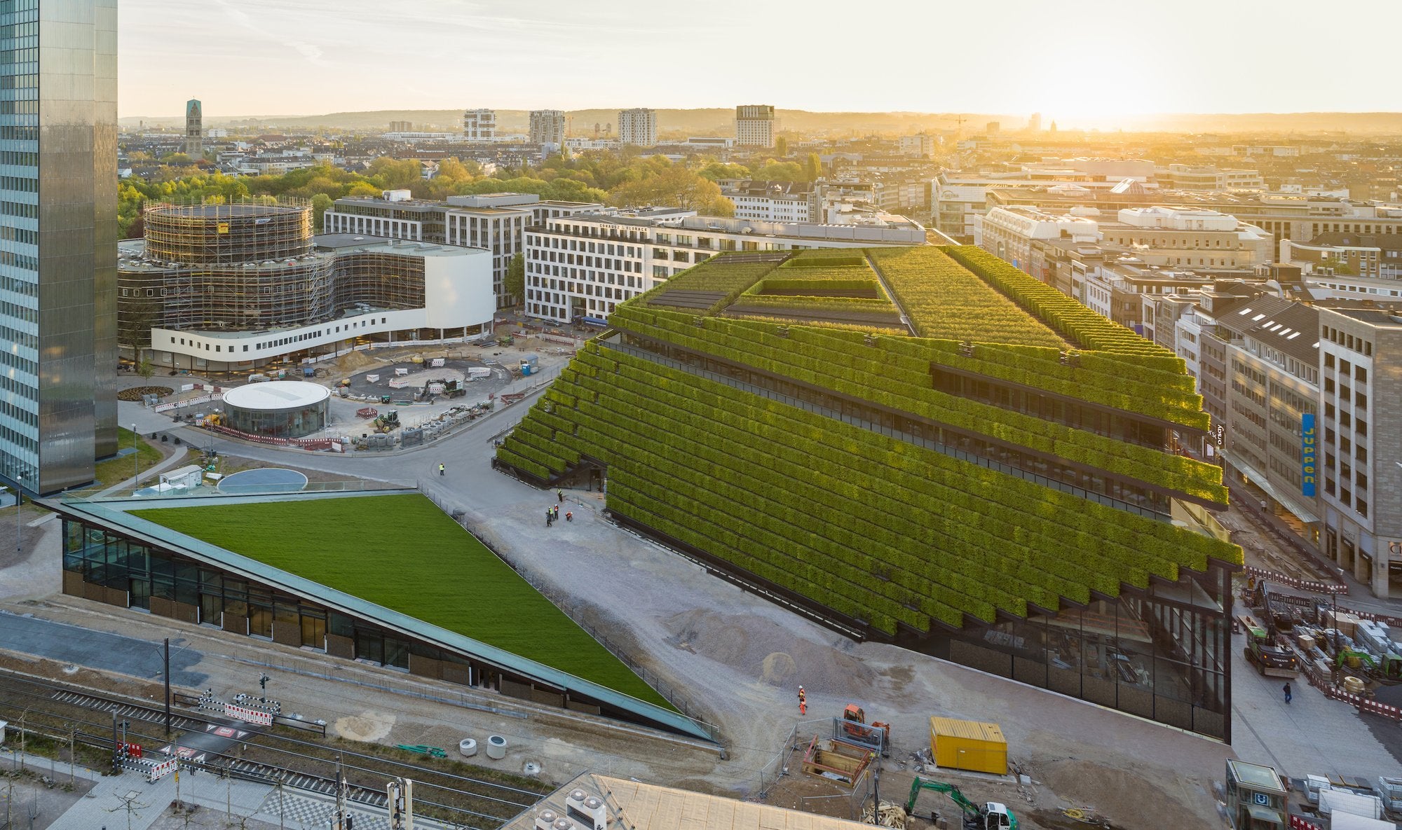 The hedges produce new, light-green leaves in spring, darkening to rich green and golden brown later in the year— transforming the exterior with the seasons. Pioneers of sustainable architecture since 1985, Kö-Bogen II reinforces Ingenhoven Architects’ position at the forefront of the green building movement.
