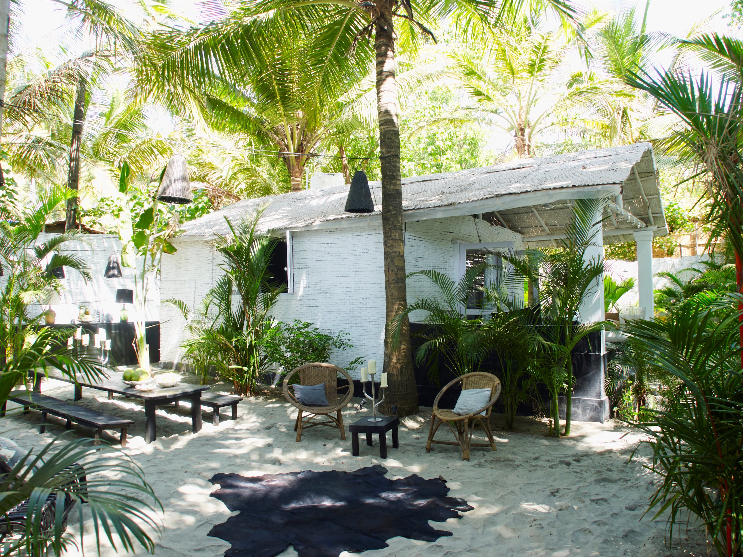 A beautiful cabin by the beach. Discover more projects of modern beach houses in Life's a Beach.