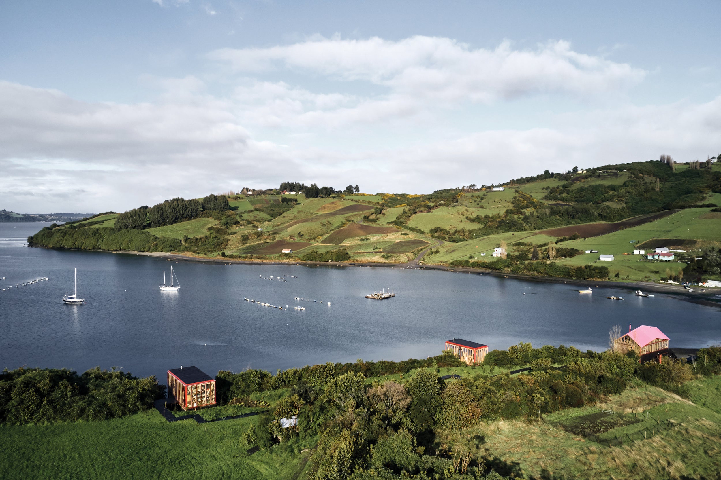 Wooden beach houses by the sea. Life's a Beach features projects of homes, retreats, and respite by the Sea.